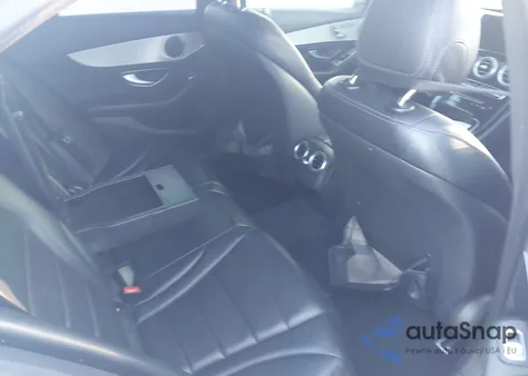 2015 Mercedes-Benz C 300 Sport 4Matic z USA, uszkodzony, nr VIN 55SWF4KB2FU018328